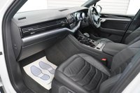 USED 2023 72 VOLKSWAGEN TOUAREG 3.0 TDI V6 R-Line SUV 5dr Diesel Tiptronic 4Motion Euro 6 (s/s) (286 ps) Vinenna White / Leather, VW Service History