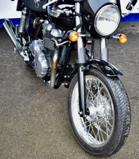 USED 2009 TRIUMPH Thruxton 900 865 Roadster/Retro (69 ps) A cool, low mileage collectable Caf&eacute; Racer here, a great colour scheme on what are becoming a rare sight these days.