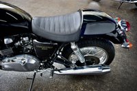 USED 2009 TRIUMPH Thruxton 900 865 Roadster/Retro (69 ps) A cool, low mileage collectable Caf&eacute; Racer here, a great colour scheme on what are becoming a rare sight these days.