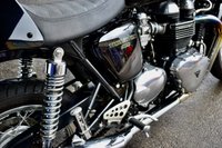 USED 2009 TRIUMPH Thruxton 900 865 Roadster/Retro (69 ps) A cool, low mileage collectable Caf&eacute; Racer here, a great colour scheme on what are becoming a rare sight these days.