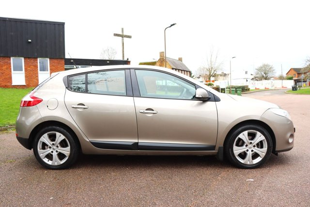 2011 RENAULT MEGANE - Photo 5