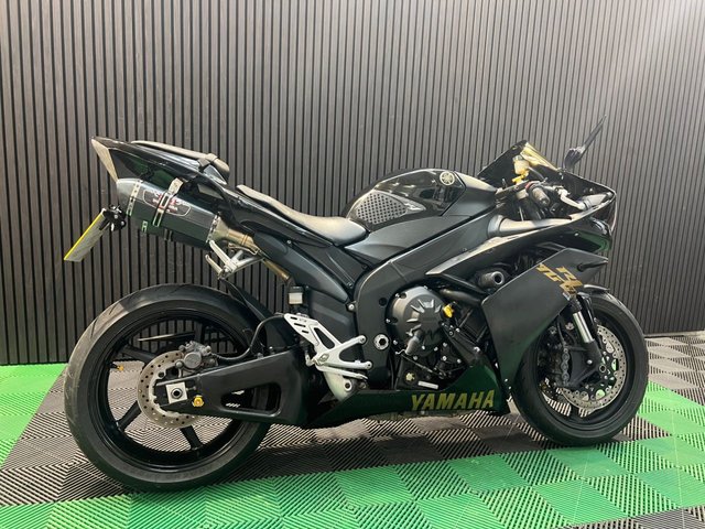 View our YAMAHA R1