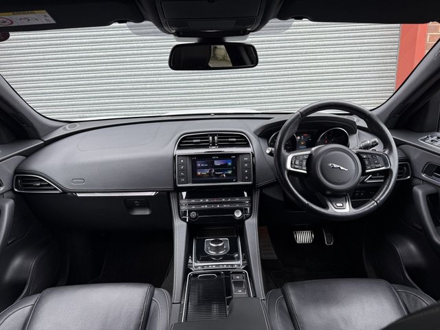 2017 JAGUAR F-PACE - Photo 12