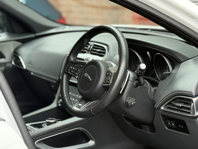 2017 JAGUAR F-PACE - Photo 11