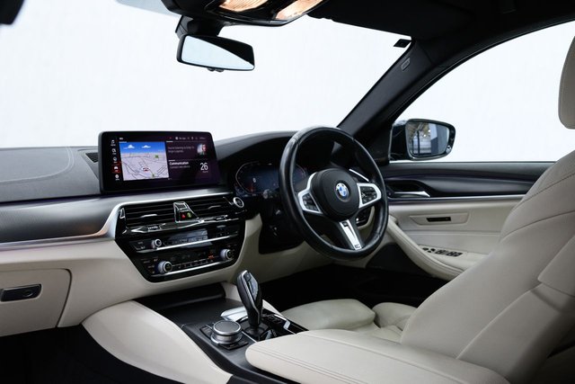 2021 BMW 5 SERIES - Photo 3