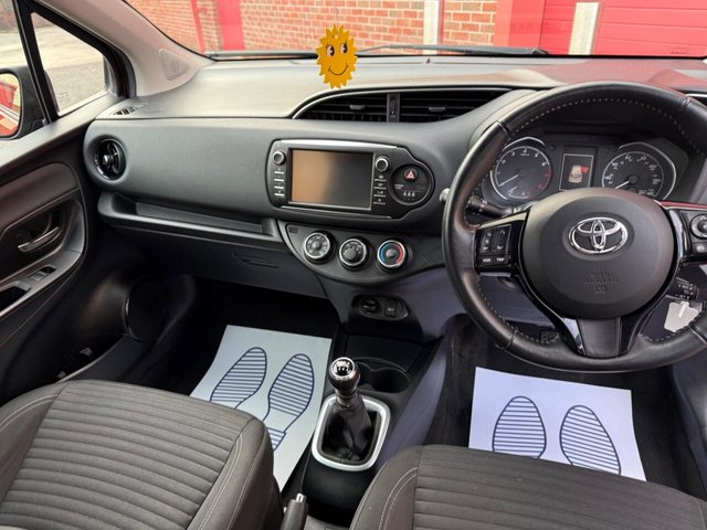 2017 TOYOTA YARIS - Photo 9