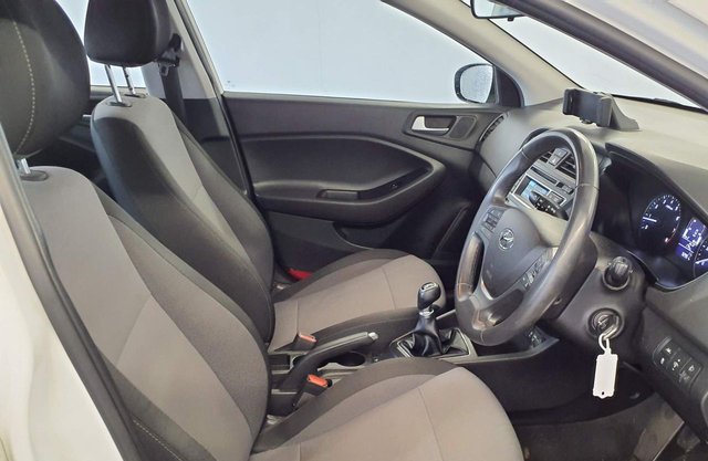 2017 HYUNDAI I20 - Photo 2