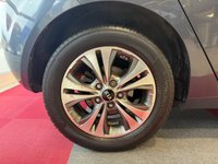 USED 2015 65 KIA VENGA 1.6 2 MPV 5dr Petrol Auto Euro 6 (123 bhp) AUTOMATIC, 16 INCH ALLOYS, AIR CONDITIONING, PARKING SENSORS, USB/AUX CONNECTION, MULTI FUNCTIONING STEERING WHEEL, ELECTRIC FOLDABLE MIRRORS AND DAYTIME RUNNING LIGHTS.