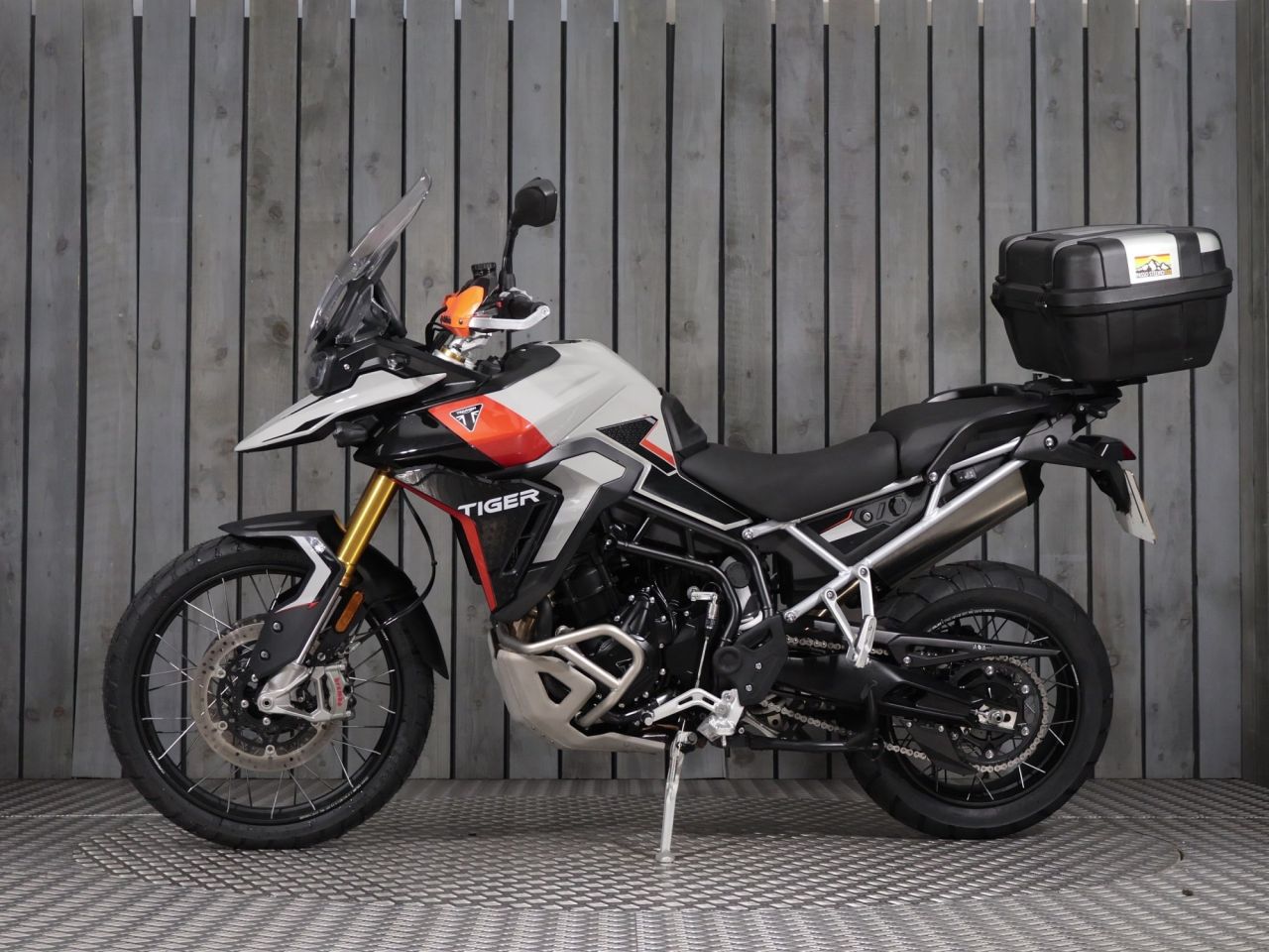 TRIUMPH TIGER 900
