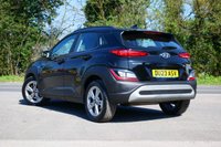 USED 2023 23 HYUNDAI KONA 1.0 T-GDi MHEV SE Connect SUV 5dr Petrol Hybrid Manual Euro 6 (s/s) (120 ps) ABYSS BLACK PAINTWORK + APPLE CARPLAY + ANDROID AUTO