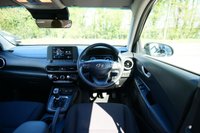 USED 2023 23 HYUNDAI KONA 1.0 T-GDi MHEV SE Connect SUV 5dr Petrol Hybrid Manual Euro 6 (s/s) (120 ps) ABYSS BLACK PAINTWORK + APPLE CARPLAY + ANDROID AUTO
