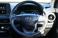 USED 2023 23 HYUNDAI KONA 1.0 T-GDi MHEV SE Connect SUV 5dr Petrol Hybrid Manual Euro 6 (s/s) (120 ps) ABYSS BLACK PAINTWORK + APPLE CARPLAY + ANDROID AUTO