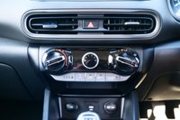 USED 2023 23 HYUNDAI KONA 1.0 T-GDi MHEV SE Connect SUV 5dr Petrol Hybrid Manual Euro 6 (s/s) (120 ps) ABYSS BLACK PAINTWORK + APPLE CARPLAY + ANDROID AUTO