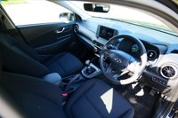USED 2023 23 HYUNDAI KONA 1.0 T-GDi MHEV SE Connect SUV 5dr Petrol Hybrid Manual Euro 6 (s/s) (120 ps) ABYSS BLACK PAINTWORK + APPLE CARPLAY + ANDROID AUTO