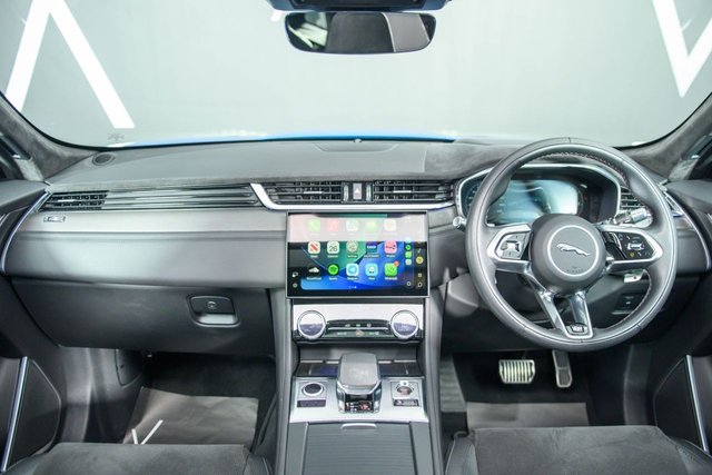 2021 JAGUAR F-PACE - Photo 2