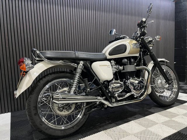 View our TRIUMPH BONNEVILLE T100