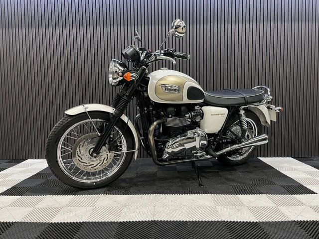 View our TRIUMPH BONNEVILLE T100