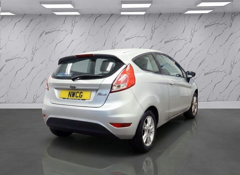 2015 Ford Fiesta in silver — photo 4 of 11