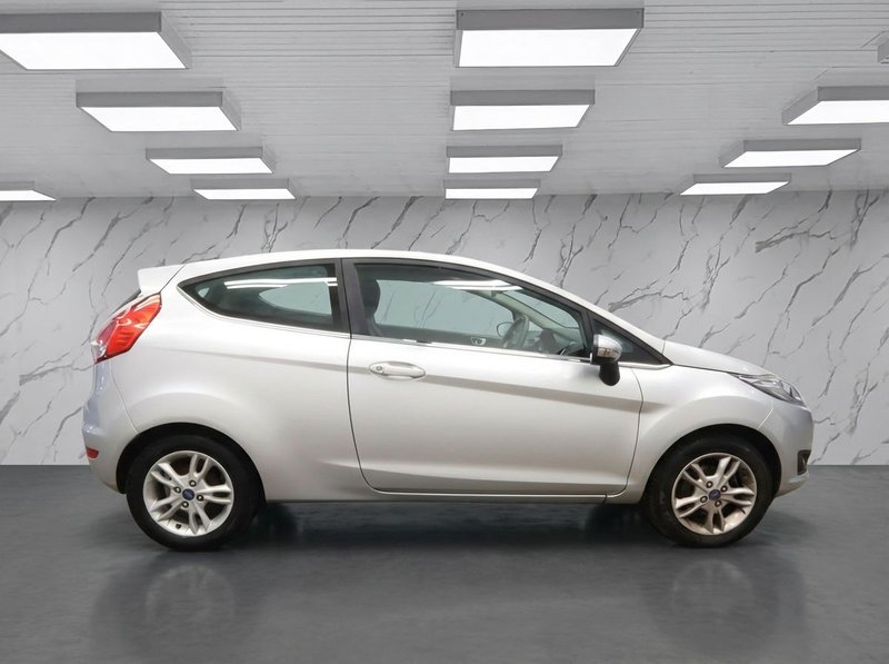 2015 Ford Fiesta in silver — photo 6 of 11