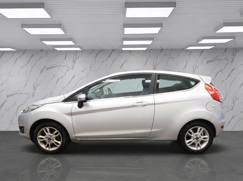 2015 Ford Fiesta in silver — photo 5 of 11