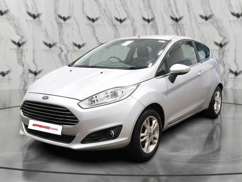 2015 Ford Fiesta in silver — photo 2 of 14