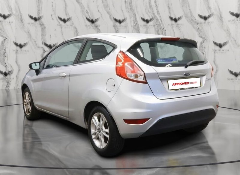 2015 Ford Fiesta in silver — photo 3 of 14