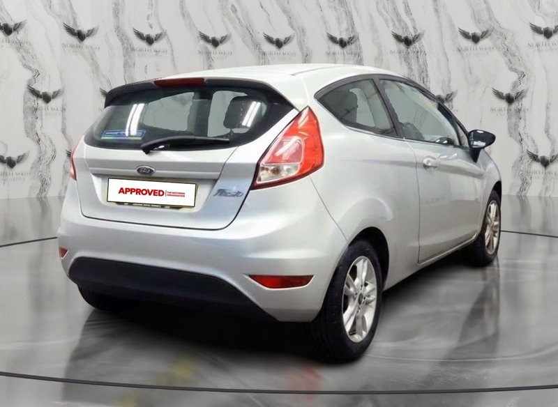 2015 Ford Fiesta in silver — photo 4 of 14