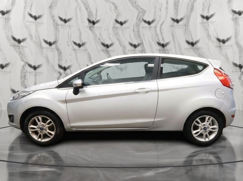 2015 Ford Fiesta in silver — photo 5 of 14