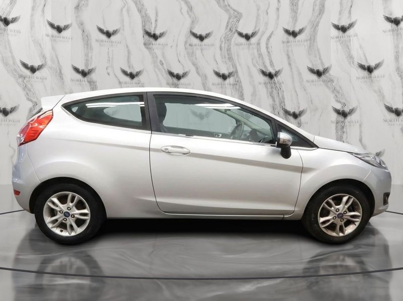 2015 Ford Fiesta in silver — photo 6 of 14