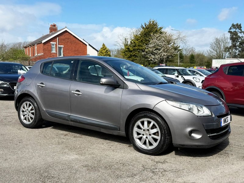 2010 Renault Megane in grey — photo 2 of 18