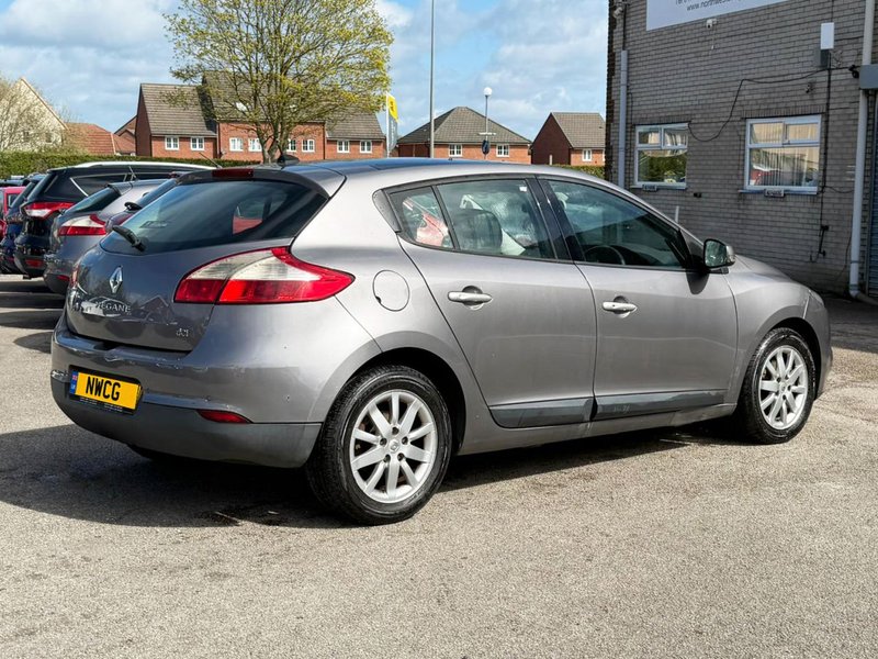 2010 Renault Megane in grey — photo 9 of 18