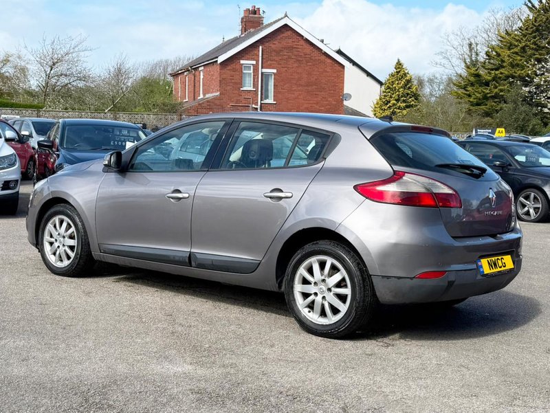 2010 Renault Megane in grey — photo 7 of 18