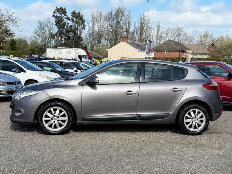 2010 Renault Megane in grey — photo 10 of 18