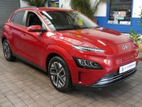 USED 2022 22 HYUNDAI KONA 64kWh Premium SUV 5dr Electric Auto (10.5kW Charger) (204 ps) SAT NAV REAR VIEW CAMERA HEATED SEATS HEATED STEERING WHEEL CRUISE CONTROL PARKING SENSORS 1 OWNER SERVICE HISTORY WARRANTY