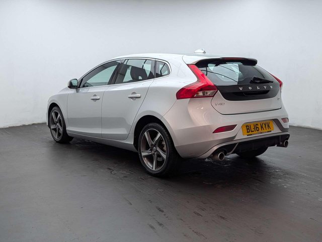 USED 2016 16 VOLVO V40 2.0 V40 R-Design Luxury D2 5dr CLICK & COLLECT/ HOME DELIVERY