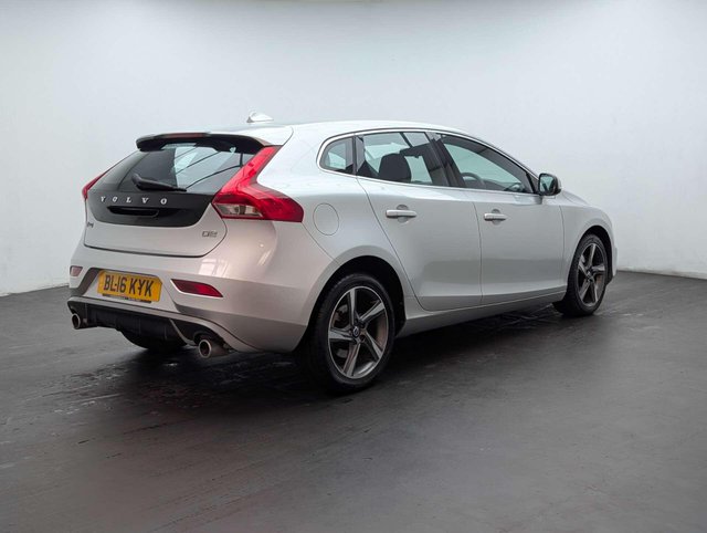 USED 2016 16 VOLVO V40 2.0 V40 R-Design Luxury D2 5dr CLICK & COLLECT/ HOME DELIVERY