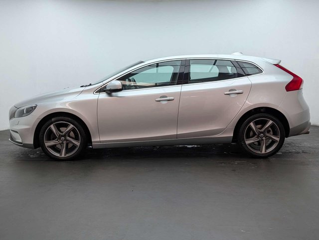 USED 2016 16 VOLVO V40 2.0 V40 R-Design Luxury D2 5dr CLICK & COLLECT/ HOME DELIVERY