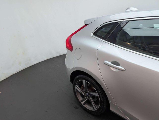USED 2016 16 VOLVO V40 2.0 V40 R-Design Luxury D2 5dr CLICK & COLLECT/ HOME DELIVERY