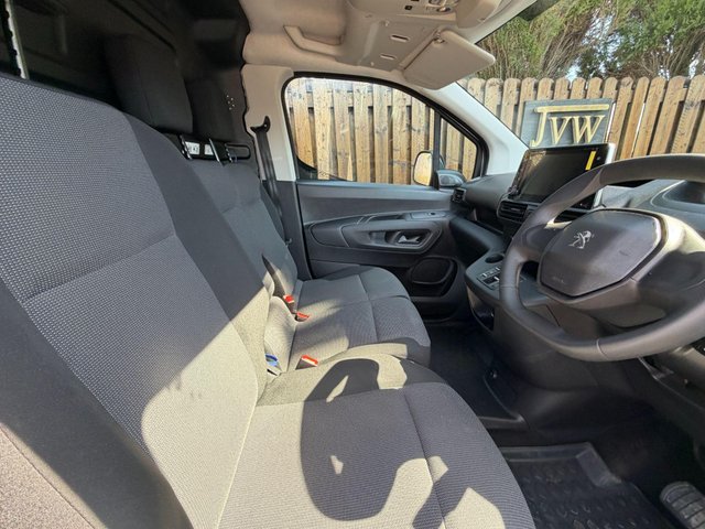 View our PEUGEOT E-PARTNER