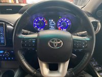 USED 2020 20 TOYOTA HI-LUX DOUBLE CAB 2.4 D-4D Invincible 150ps Auto (MY2016-2020) 