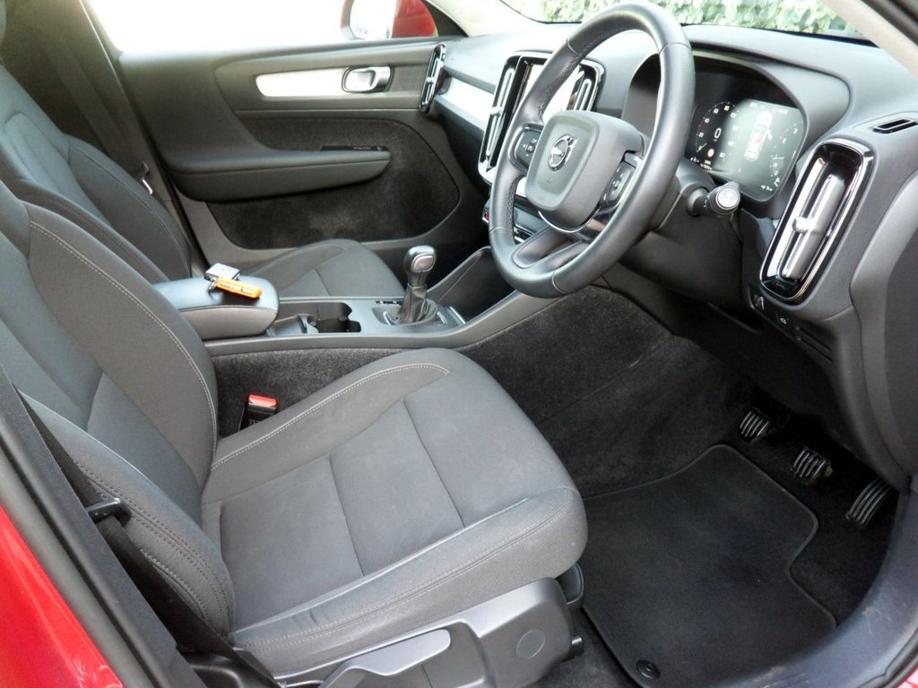 USED 2022 22 VOLVO XC40 1.5 T3 Momentum SUV 5dr Petrol Manual Euro 6 (s/s) (163 ps) 1.5T3 Momentum Edition
