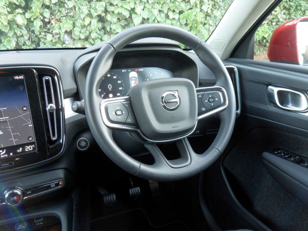 USED 2022 22 VOLVO XC40 1.5 T3 Momentum SUV 5dr Petrol Manual Euro 6 (s/s) (163 ps) 1.5T3 Momentum Edition