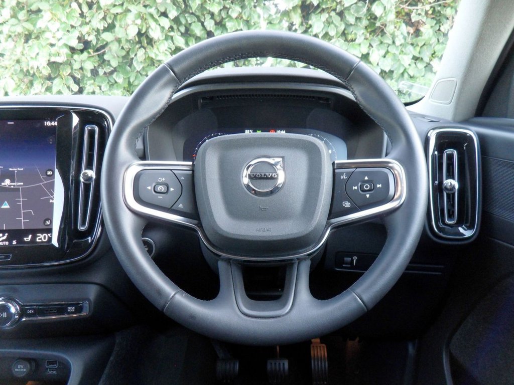 USED 2022 22 VOLVO XC40 1.5 T3 Momentum SUV 5dr Petrol Manual Euro 6 (s/s) (163 ps) 1.5T3 Momentum Edition
