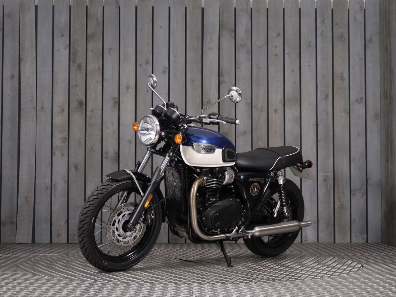 TRIUMPH BONNEVILLE T100