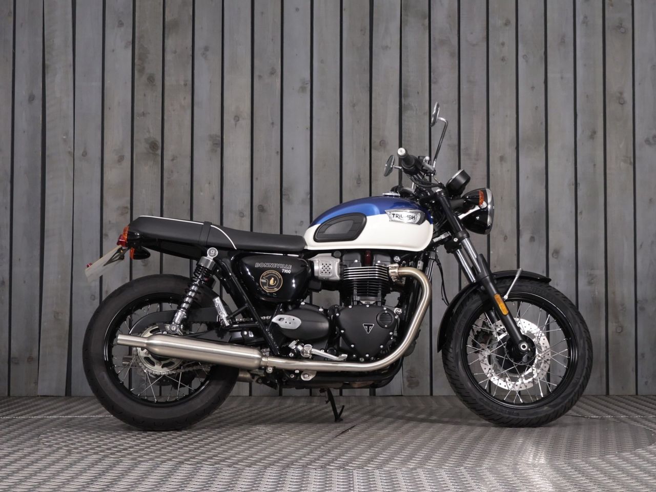 TRIUMPH BONNEVILLE T100
