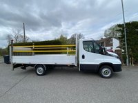 USED 2023 23 IVECO DAILY 35S14 BUSINESS 2.3 HDI 140BHP SRW LWB DROPSIDE WITH TAILIFT Higher Specification Business Model with Air Con, Cruise Control, Rear Camera, Fitted With LWB Dropside Body with Mesh Style Taiift, Safety Rails, Strobe Lighting, Work Lights, Roof Beacon & Tow Pack! Ideal For Traffic Management Or Small Plant Transportation!