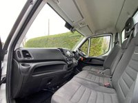 USED 2023 23 IVECO DAILY 35S14 BUSINESS 2.3 HDI 140BHP SRW LWB DROPSIDE WITH TAILIFT Higher Specification Business Model with Air Con, Cruise Control, Rear Camera, Fitted With LWB Dropside Body with Mesh Style Taiift, Safety Rails, Strobe Lighting, Work Lights, Roof Beacon & Tow Pack! Ideal For Traffic Management Or Small Plant Transportation!