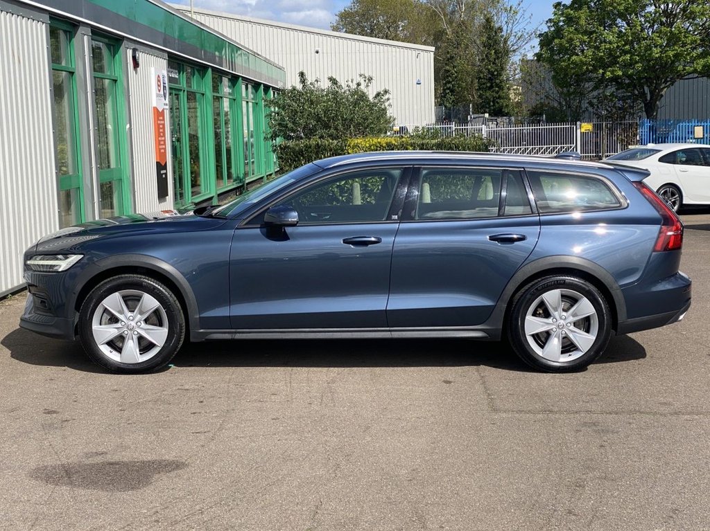 USED 2019 19 VOLVO V60 CROSS COUNTRY 2.0 D4 Plus Estate 5dr Diesel Auto AWD Euro 6 (s/s) (190 ps) WINTER PACK+SAT NAV+2 KEYS+FSH