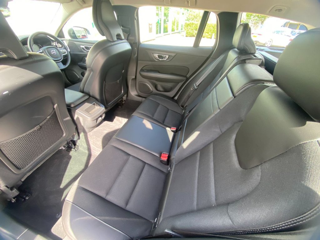 USED 2019 19 VOLVO V60 CROSS COUNTRY 2.0 D4 Plus Estate 5dr Diesel Auto AWD Euro 6 (s/s) (190 ps) WINTER PACK+SAT NAV+2 KEYS+FSH