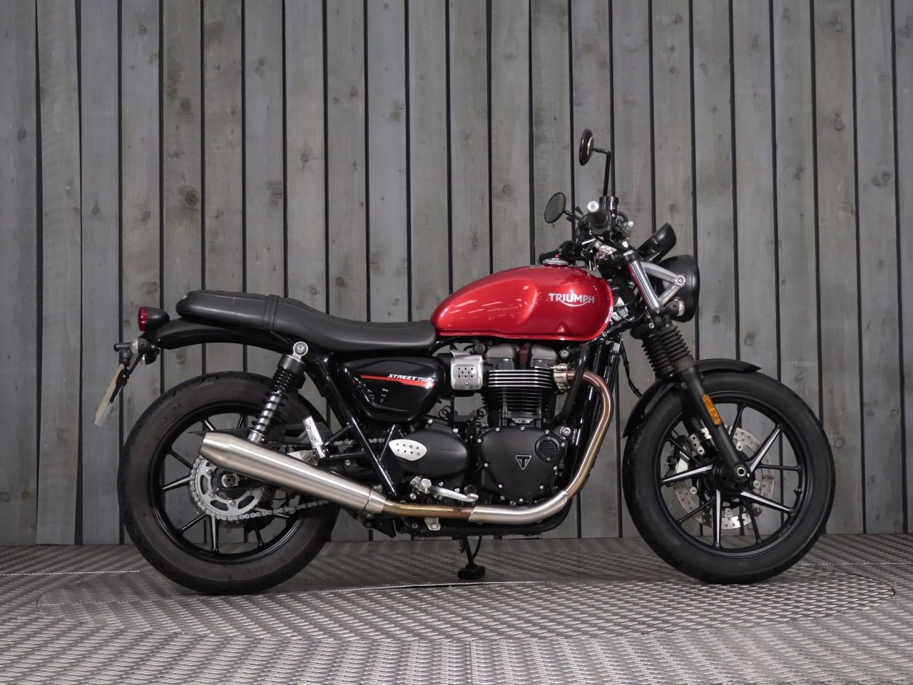 TRIUMPH STREET TWIN